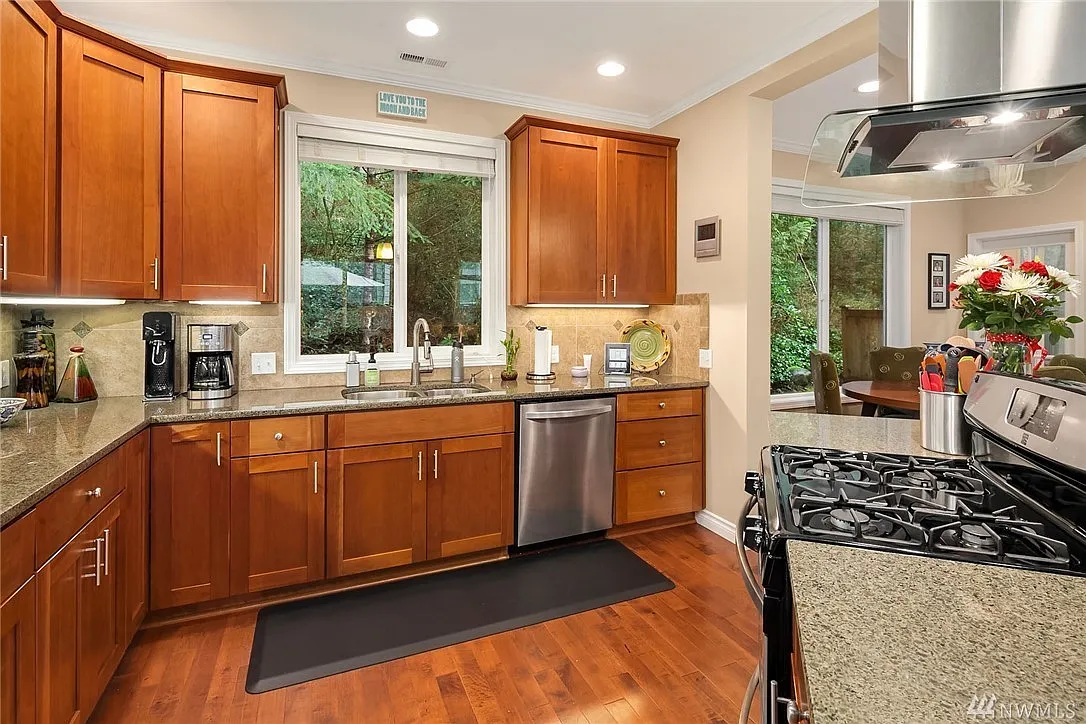 3 bed, 2.5 bath, 2050 sqft, $4,800 — Photo 4