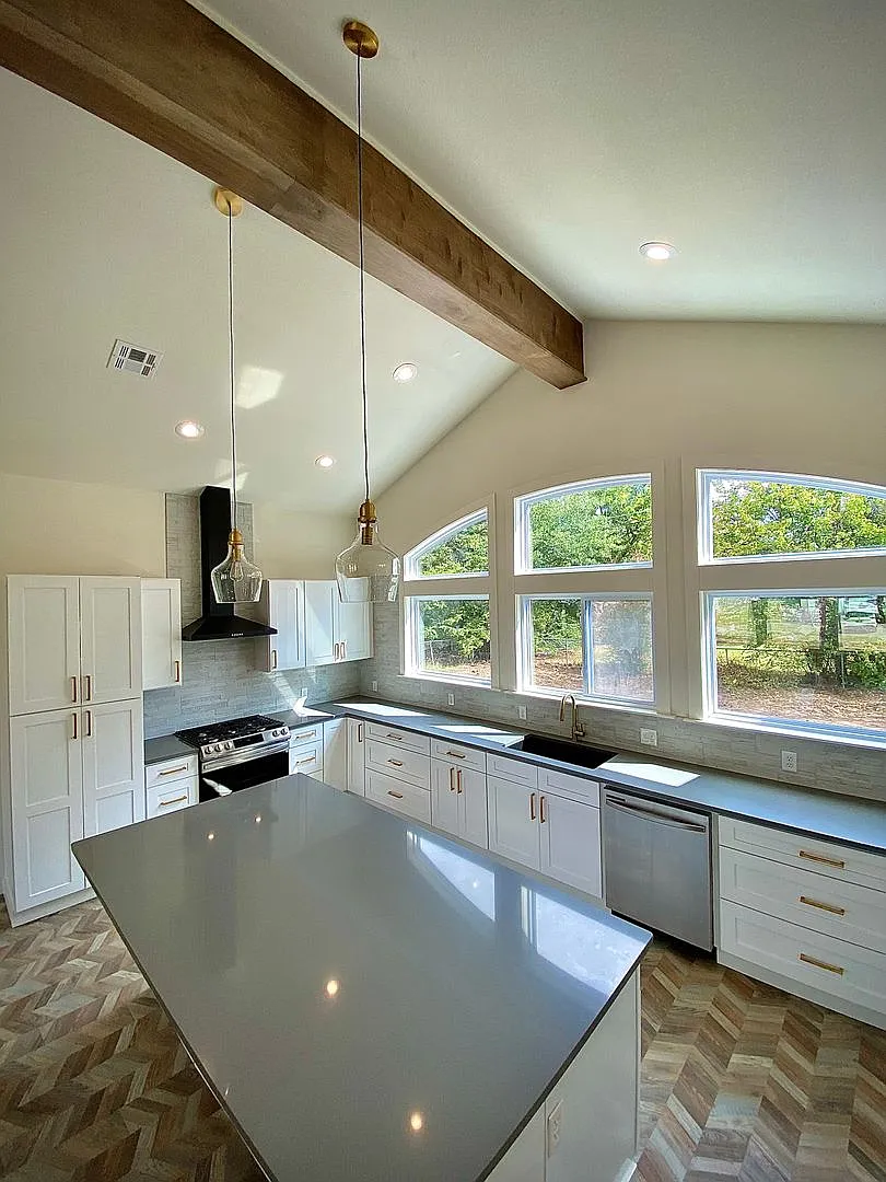 Spacious 3BR Home with Vaulted Ceilings & Split Floor Plan — Photo 4