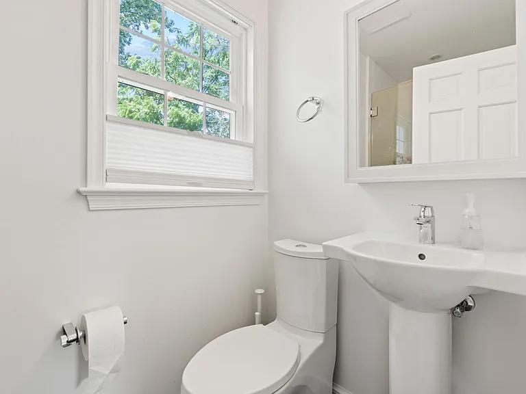 Ensuite bathroom in guest suite