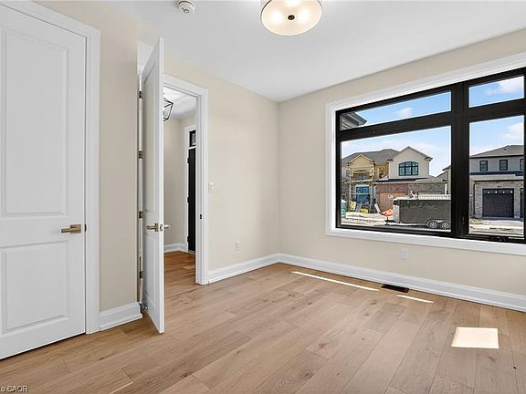 3rd image of 6192 Curlin Cres