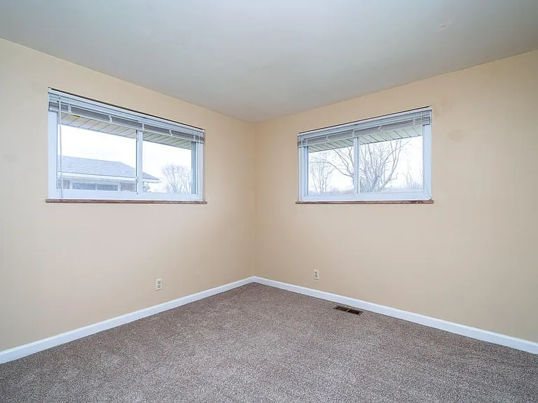 1121 Peidmont Dr — Photo 3