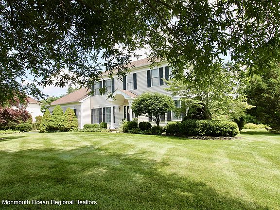 4th image of 230 Round Hill Dr