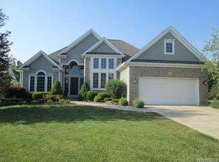 4 Beatrix Cir, Lancaster, NY 14086