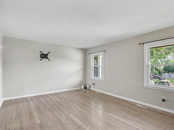 4th image of 524 Pine Hill Rd
