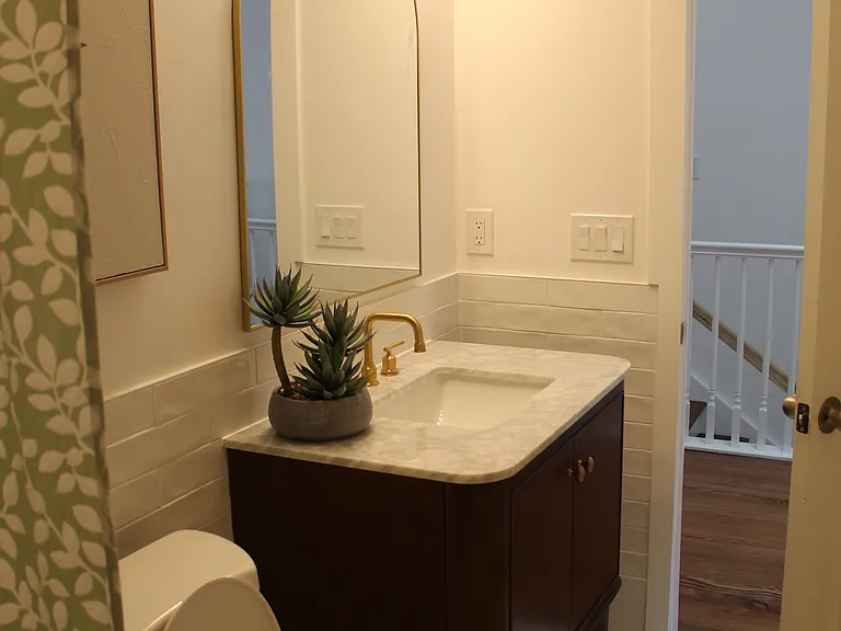 203 E 39th St #B — Photo 12