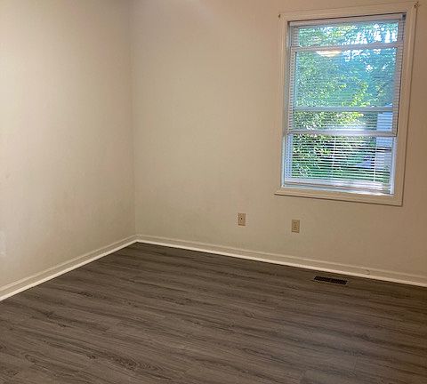 5th image of 702 E Moody Dr