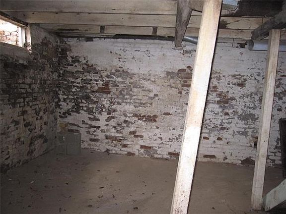 3rd image of 610 Corby St