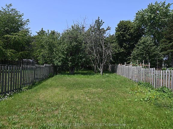 3rd image of 22 White Heather Blvd
