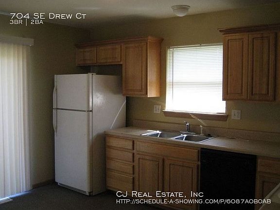 4th image of 704 SE Drew Ct