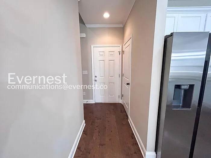 3 bed, 2.5 bath, 1700 sqft, $1,990 — Photo 2