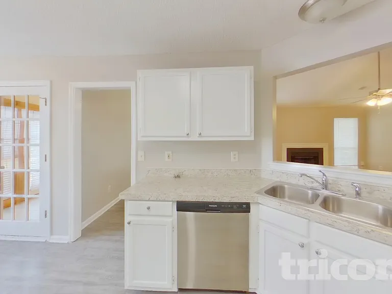 424 Forest Grove Cir — Photo 5