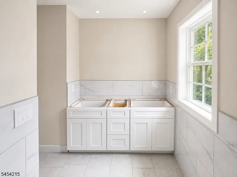81 Ellen St #2 — Photo 16