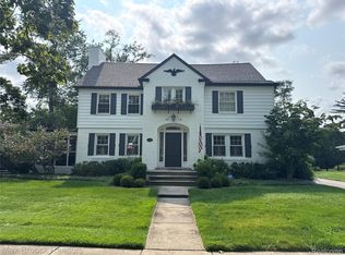 18321 Riverside Dr, Beverly Hills, MI 48025