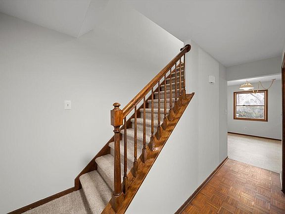 5th image of 2580 Gladstone Ave