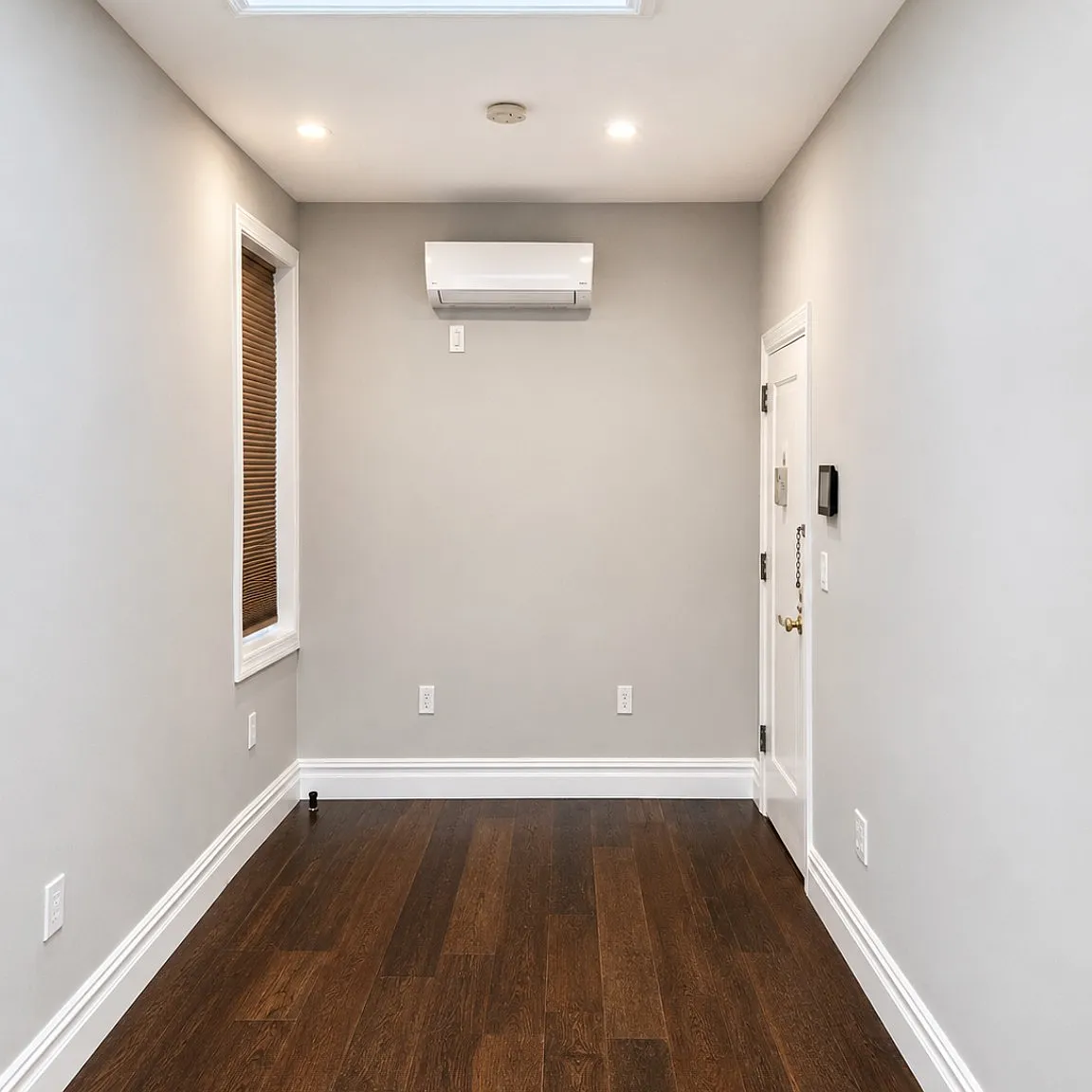 2 bed, 700 sqft, $2,700 — Photo 2