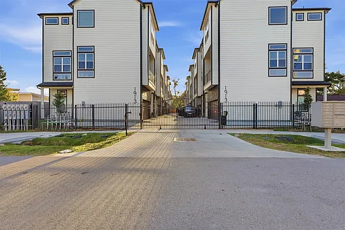 1913 Hoskins Dr Photo 1
