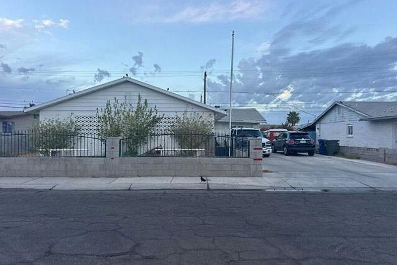 1st image of 821 E 26th Pl