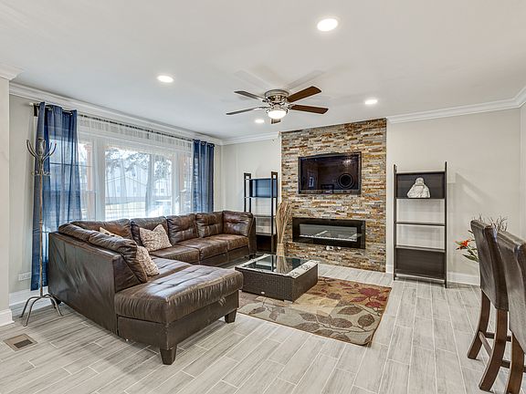 4th image of 1254 Larchmont Dr