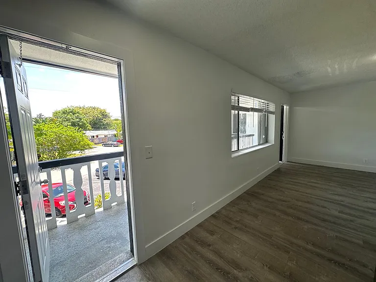 2401 NW 9th Ave — Photo 7