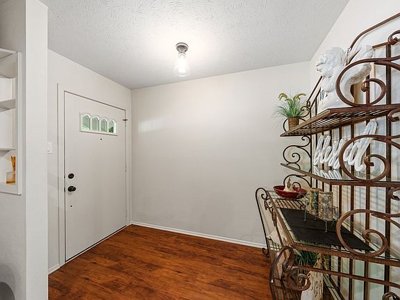 5th image of 122 Crestwood Dr