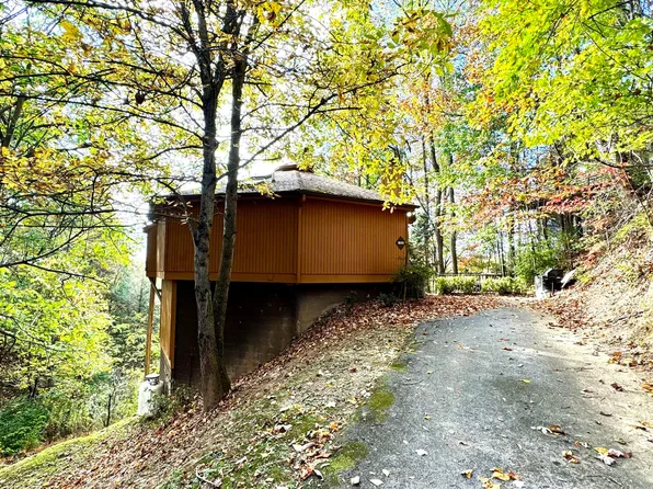 1036 E Foothills Dr, Gatlinburg, TN 37738