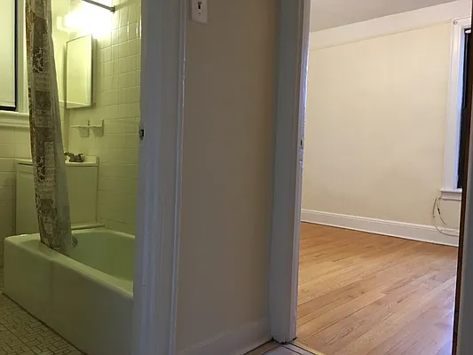 Rented by Realty 2000 Corp | media 7