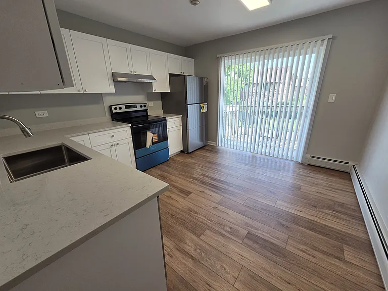 539 W 61st St #C — Photo 3