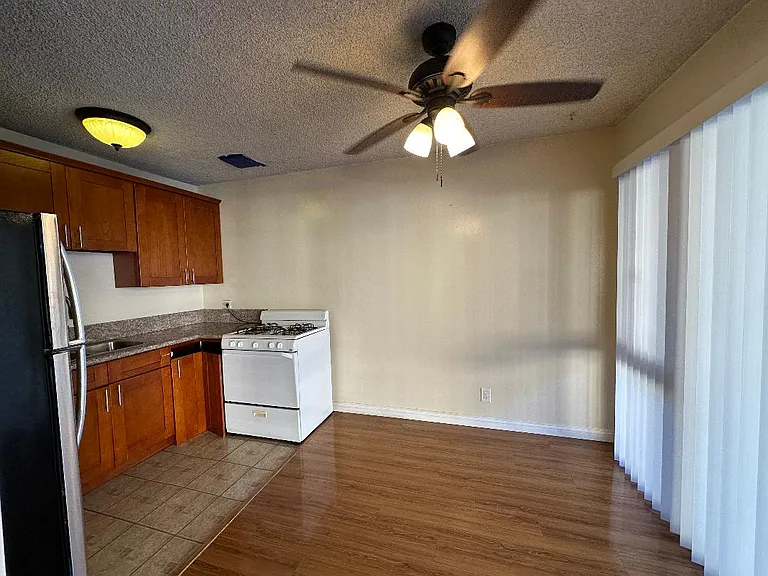 400 Raymondale Dr — Photo 3