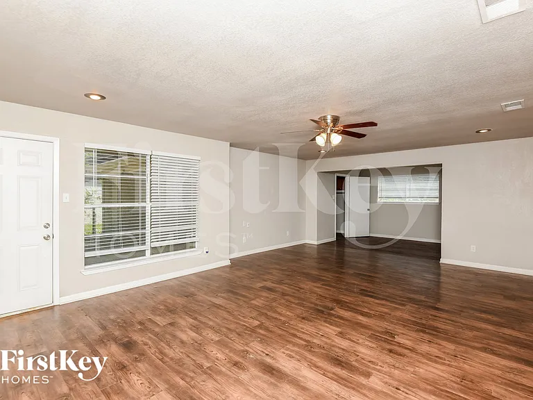 600 NW Chisholm Rd — Photo 4