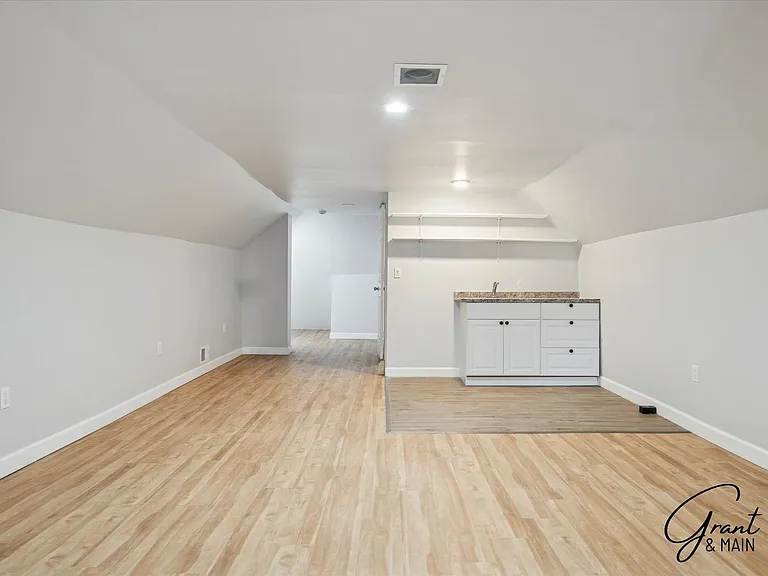 1613 Virginia Park — Photo 7