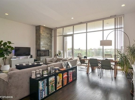 3rd image of 1045 N California Ave #3