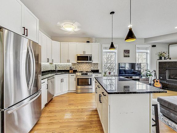 5th image of 1671 N Claremont Ave #7