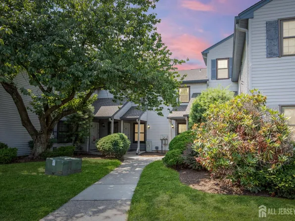 304 Woodbridge Commons Way, Iselin, NJ 08830