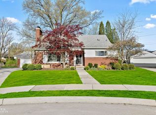 20057 Ghesquiere Ct, Grosse Pointe Woods, MI 48236