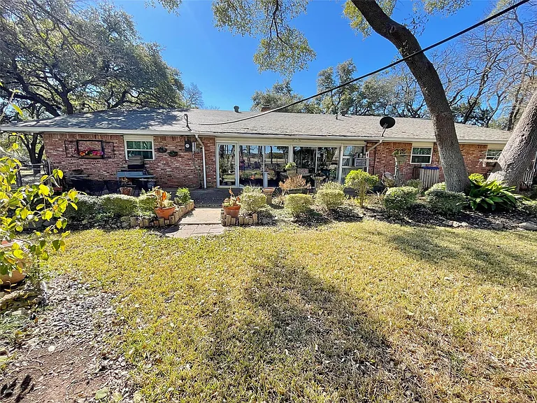 700 Shanklin Rd — Photo 4