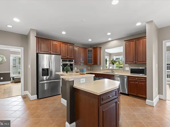 3963 Prickly St, Waldorf, MD 20603