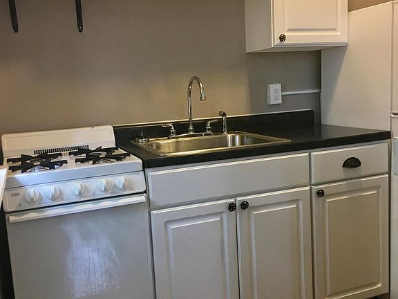 4th image of 1114 W Jefferson Blvd #B