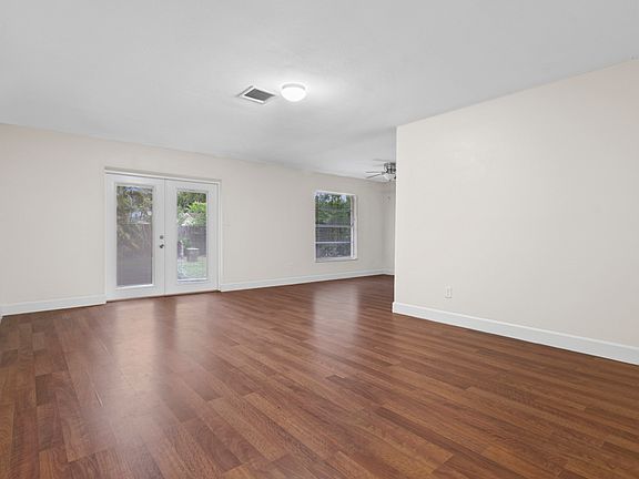 3rd image of 5447 N Woodcrest Dr