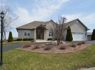 506 Majeskie Dr, Pewaukee, WI 53072