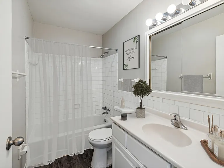 Jamestown Apartments & Townhomes — Photo 31