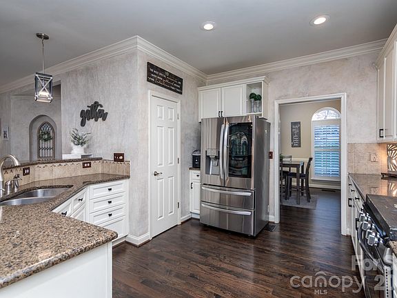 3rd image of 130 Haddington Pl