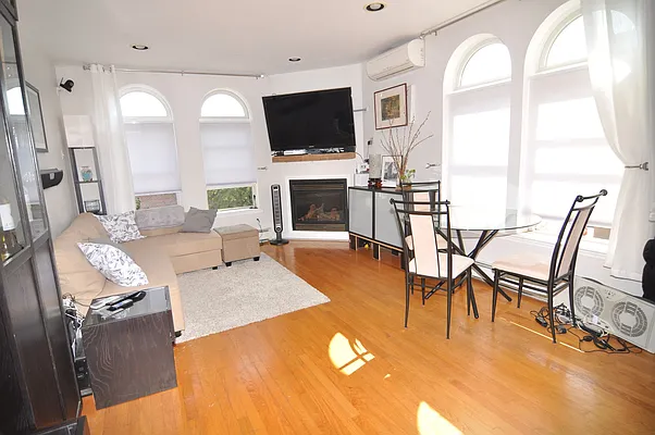 Sold by Momentum Real Estate LLC | media 4