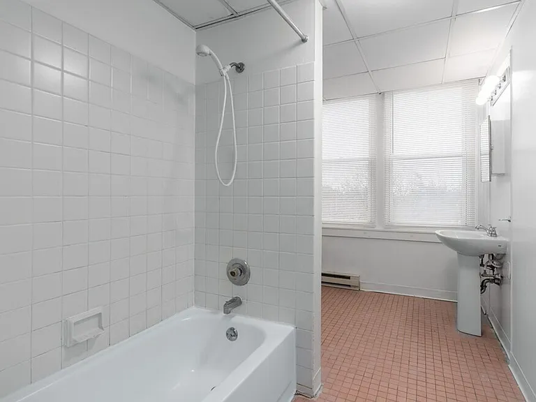 McCallum Apartments — Photo 15