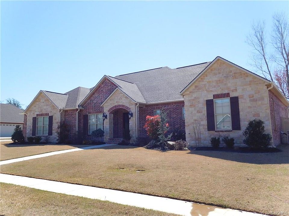1st image of 300 Edgewood Dr