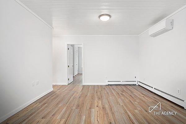 1st image of 22 Jackson Pl #1