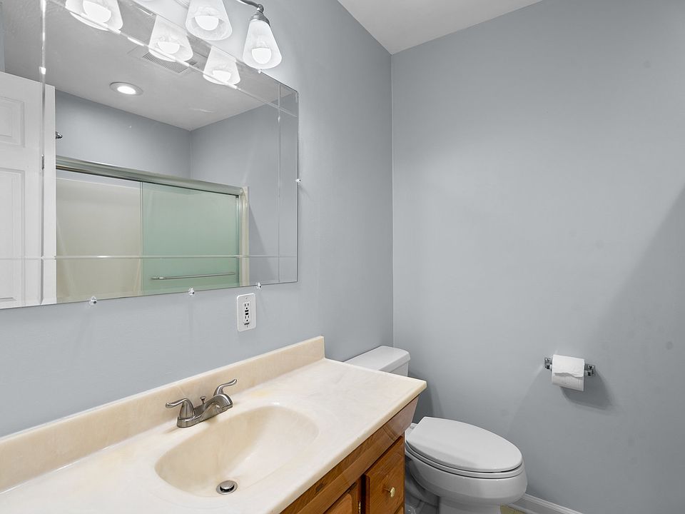 1st image of 102 Bright Oaks Dr