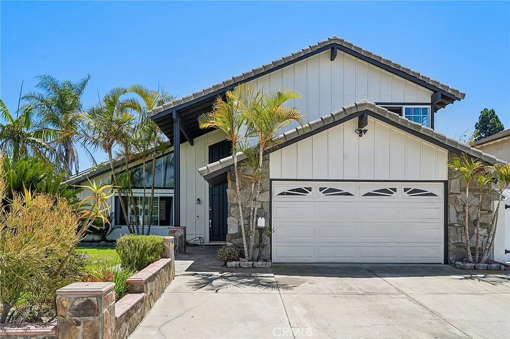 4 bed, 3.5 bath, 2232 sqft, $5,600 — Photo 1