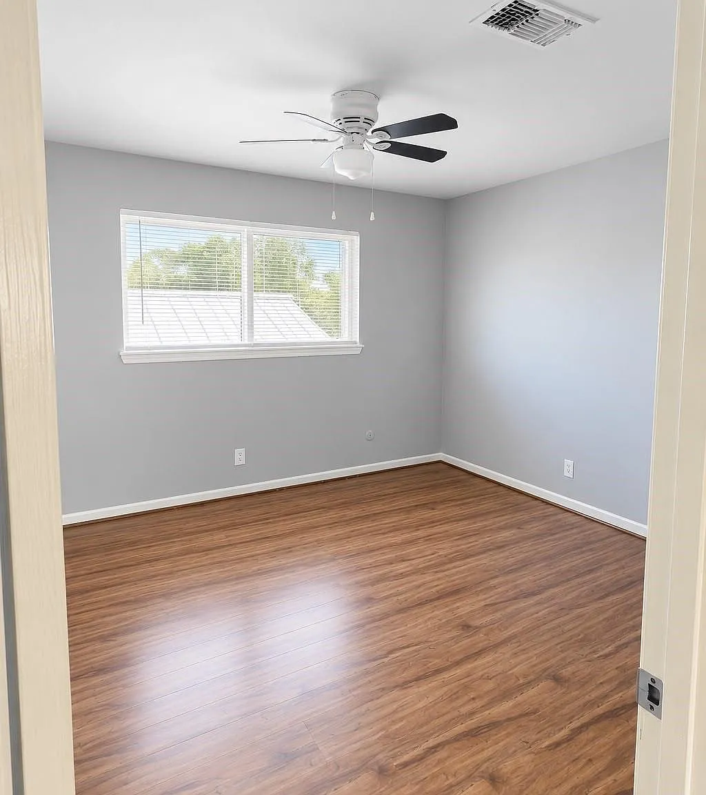 2 bed, 1.0 bath, $1,095 — Photo 2