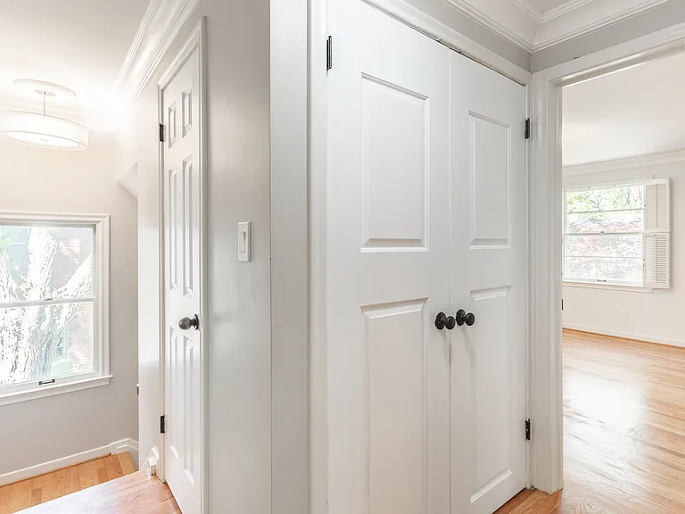 906 Putney St — Photo 32
