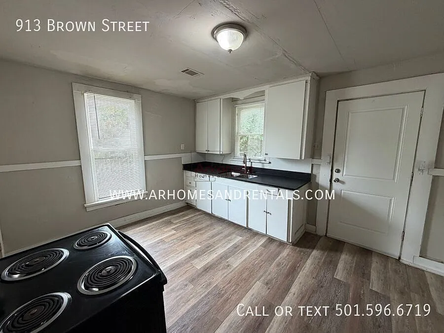 913 Brown Street | ~ 2 Bedrooms | ~ 1 Bathroom ~ 1/2 Off First Month's Rent — Photo 4